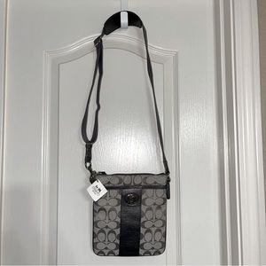 BNWT COACH Sutton Signature Swingpack
